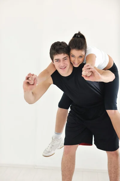Trening fitness szczęśliwa para młoda i zabawa — Zdjęcie stockowe