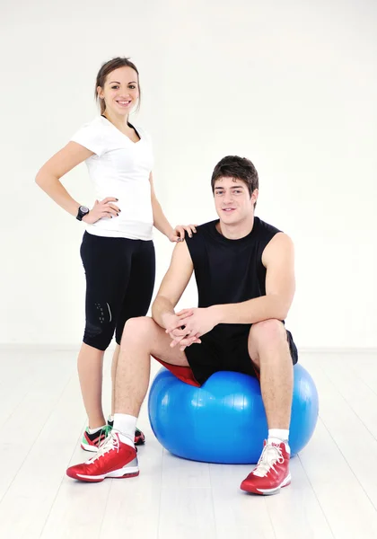 Boldog Fiatal Pár Fitness Edzés Szórakozás Tornaterem Sportegyesület — Stock Fotó