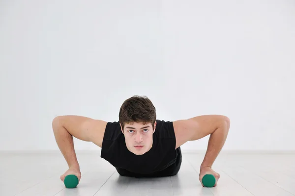 Junger Mann Fitnessstudio Trainiert Mit Gewichten Und Entspannt — Stockfoto