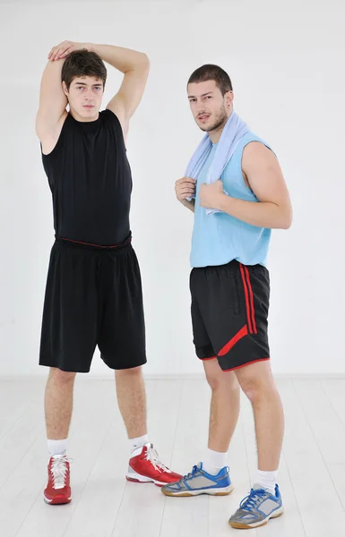两名年轻人在体育健身俱乐部进行健美 跳跃和放松运动 — 图库照片