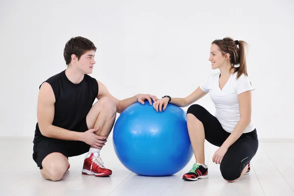 Joyeux Jeune Couple Fitness Entraînement Plaisir Club Gym Sport — Photo