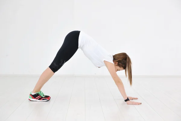 Mooie Jonge Vrouw Fitness Training Met Gewichten Sportclub — Stockfoto