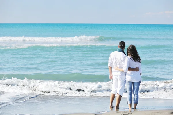 快乐对年轻夫妇在白色的衣服有浪漫休闲乐趣在和美丽的海滩上度假 — 图库照片