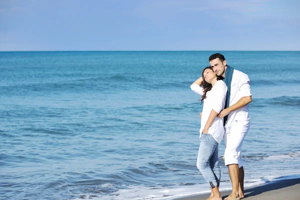 白い服で幸せな若いカップルがあるロマンチックなレクリエーションと楽しい美しいビーチでの休暇に — ストック写真