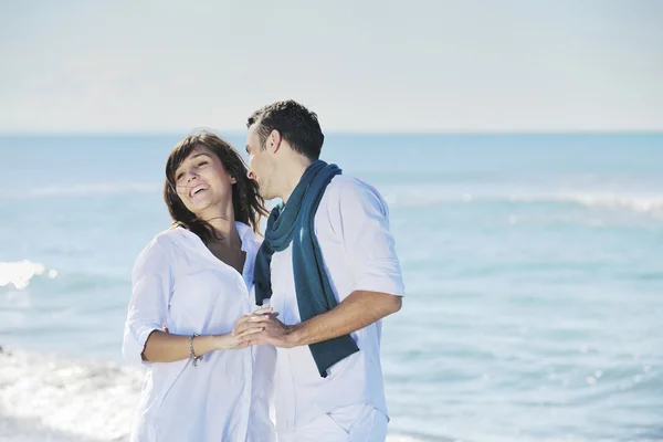 Gelukkige Jonge Paar Witte Kleding Hebben Romantische Recreatie Vermaak Strand — Stockfoto