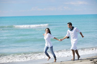 mutlu genç bir çift beyaz giyim romantik eğlence ve eğlenceli güzel plaj tatiller var