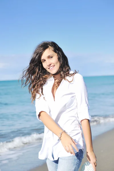 Kumsalda mutlu genç bir kadın — Stok fotoğraf