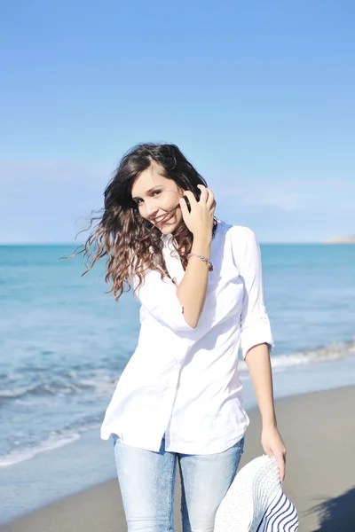 Щаслива молода жінка на пляжі — стокове фото
