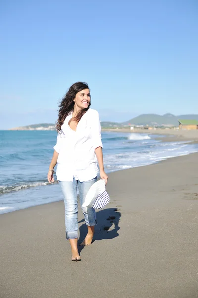 Glad ung kvinna på stranden — Stockfoto