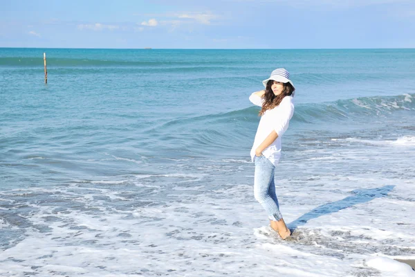 Szczęśliwa Młoda Kobieta Relaks Napięknej Plaży Rano — Zdjęcie stockowe