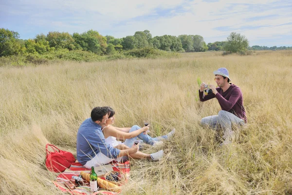 幸せな若いカップルが田舎でピクニックを楽しんで楽しい時間を過ごす — ストック写真