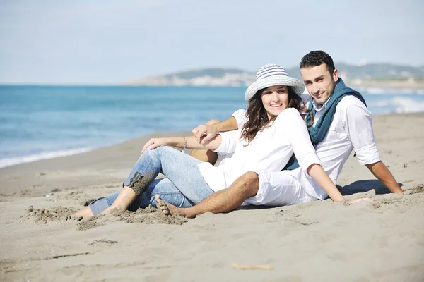 幸せな若いカップルは美しいビーチで楽しんでいます — ストック写真