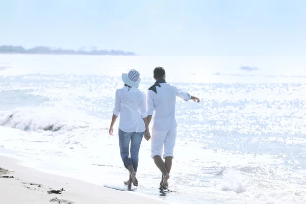 Mutlu Genç Bir Çift Beyaz Giyim Romantik Eğlence Eğlenceli Güzel — Stok fotoğraf