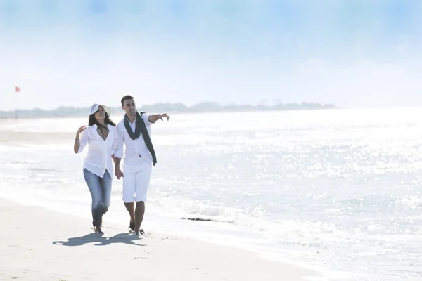 Šťastný Mladý Pár Bílém Oblečení Mají Romantickou Rekreaci Zábavu Krásné — Stock fotografie