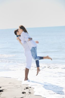 mutlu genç bir çift beyaz giyim romantik eğlence ve eğlenceli güzel plaj tatiller var