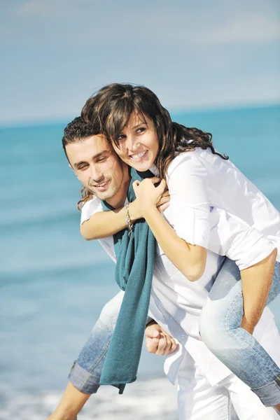 Heureux Jeune Couple Vêtements Blancs Ont Des Loisirs Romantiques Amusant — Photo