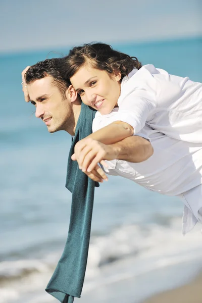 Щаслива молода пара розважається на красивому пляжі — стокове фото