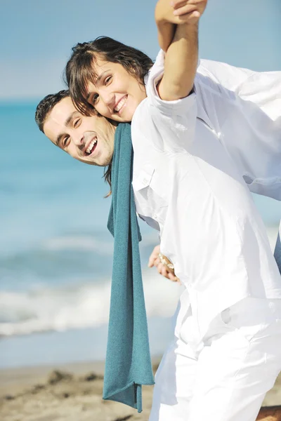 Happy Νεαρό Ζευγάρι Λευκά Ρούχα Έχουν Ρομαντικό Ψυχαγωγία Και Διασκέδαση — Φωτογραφία Αρχείου