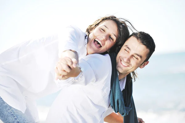 Ευτυχισμένο νεαρό ζευγάρι διασκεδάστε στην όμορφη παραλία — Φωτογραφία Αρχείου