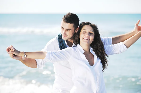Szczęśliwa Para Młodych Białych Ubrań Mają Romantyczny Wypoczynek Zabawa Plaży — Zdjęcie stockowe