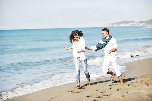 Szczęśliwa Para Młodych Białych Ubrań Mają Romantyczny Wypoczynek Zabawa Plaży — Zdjęcie stockowe