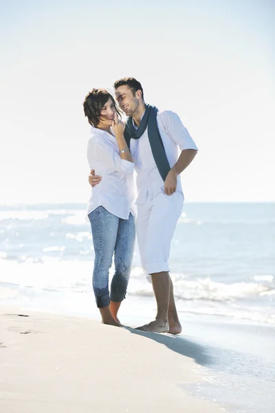 Boldog fiatal pár érezd jól magad a gyönyörű strandon — Stock Fotó
