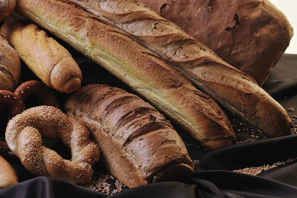 テーブルの上のスタジオで新鮮な健康的な天然パン食品グループ — ストック写真