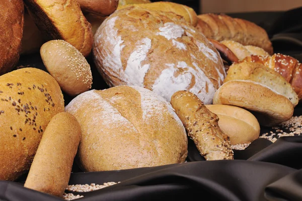 テーブルの上のスタジオで新鮮な健康的な天然パン食品グループ — ストック写真