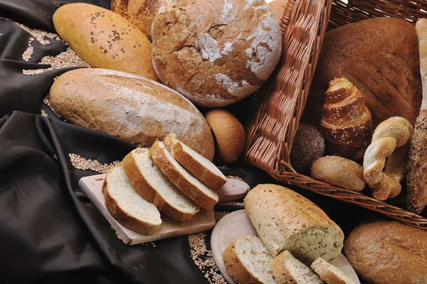新鲜健康天然面包食品集团在桌上的工作室 — 图库照片