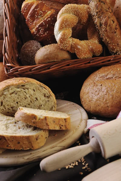 Φρέσκο Υγιεινό Ψωμί Φυσικό Ομάδα Τροφίμων Στούντιο Στο Τραπέζι — Φωτογραφία Αρχείου