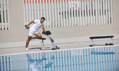 genç adam play Tenis açık portakal tenis kortunda sabah