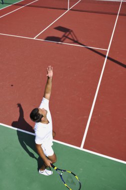 genç adam play Tenis açık portakal tenis kortunda sabah