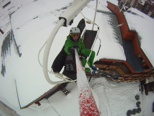 Зимний лыжник — стоковое фото