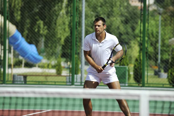 Genç Adam Play Tenis Açık Portakal Tenis Kortunda Sabah — Stok fotoğraf