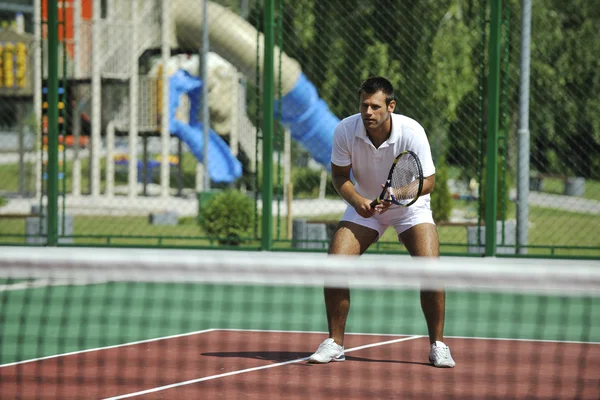 Νεαρός Άνδρας Παίξτε Τένις Υπαίθρια Στο Γήπεδο Τένις Του Πορτοκαλί — Φωτογραφία Αρχείου