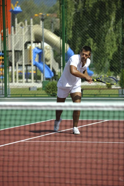 Jonge Man Tennissen Buiten Oranje Tennisbaan Vroege Ochtend — Stockfoto