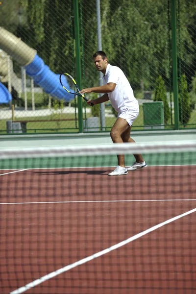 Mladý Muž Hrát Tenis Venkovní Oranžové Tenisový Kurt Ranní — Stock fotografie