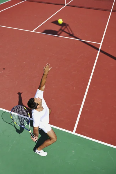 Junger Mann Spielt Frühen Morgen Tennis Freien Auf Orangefarbenem Tennisplatz — Stockfoto