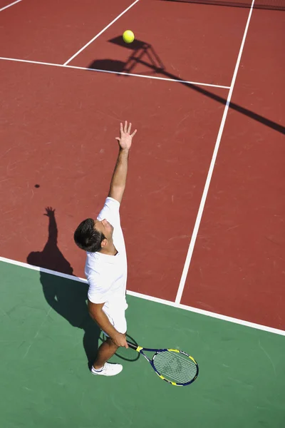 Молодий Чоловік Грає Теніс Відкритому Повітрі Помаранчевому Тенісному Корті Рано — стокове фото