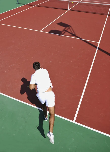 Joven Jugar Tenis Aire Libre Pista Tenis Naranja Mañana Temprano — Foto de Stock