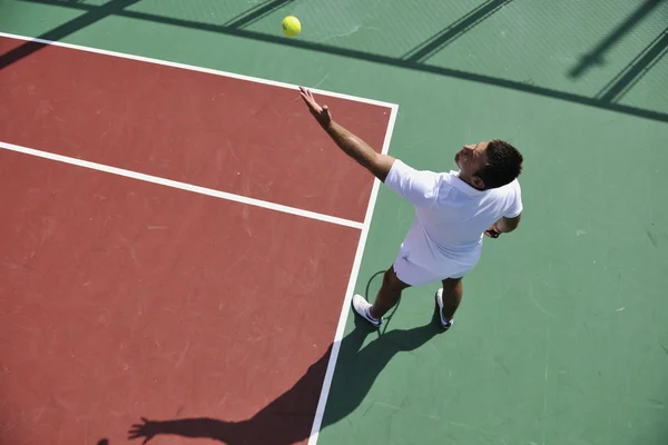 Genç adam play Tenis açık — Stok fotoğraf