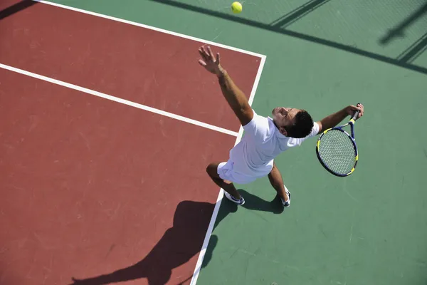 Junger Mann spielt Tennis im Freien — Stockfoto