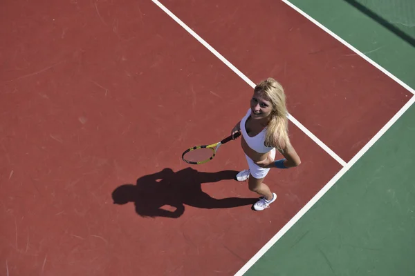 若い女性は屋外テニスのゲームをプレイします。 — ストック写真