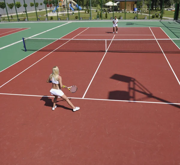 Mujer joven jugar tenis juego al aire libre — Foto de Stock