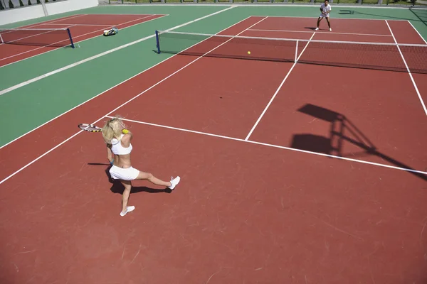 Mujer joven jugar tenis juego al aire libre — Foto de Stock