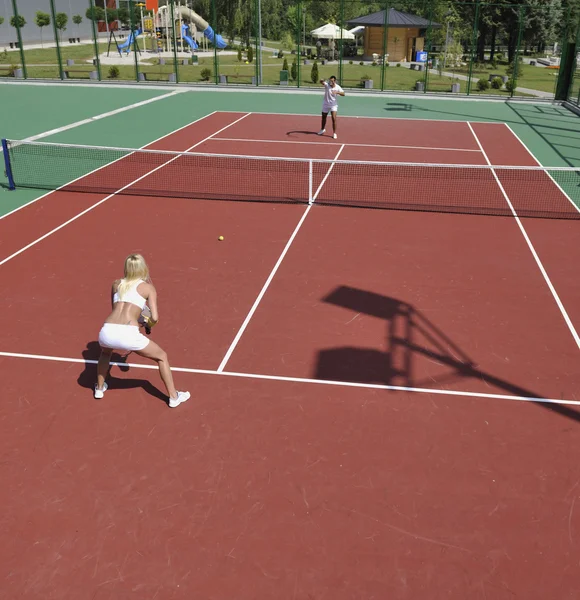 Młoda kobieta gry Tenis odkryty — Zdjęcie stockowe