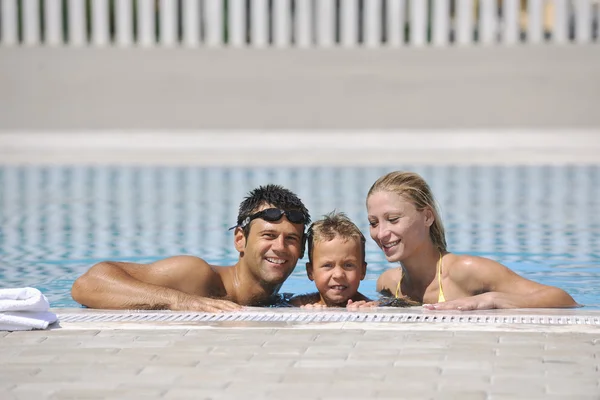 Ευτυχισμένη Οικογένεια Έχουν Διασκέδαση Στην Πισίνα Στις Καλοκαιρινές Διακοπές — Φωτογραφία Αρχείου