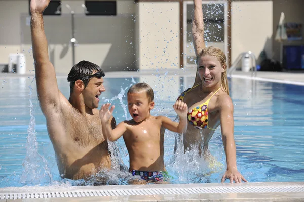 快乐的年轻家庭在游泳池里玩得开心 — 图库照片