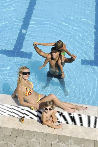 Schöne Frau entspannen auf Schwimmbad — Stockfoto