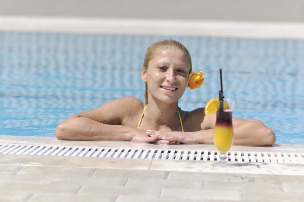 Mooie Jonge Vrouw Ontspannen Plezier Hebben Zwembad — Stockfoto